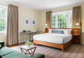 Oakhurst Inn at the University